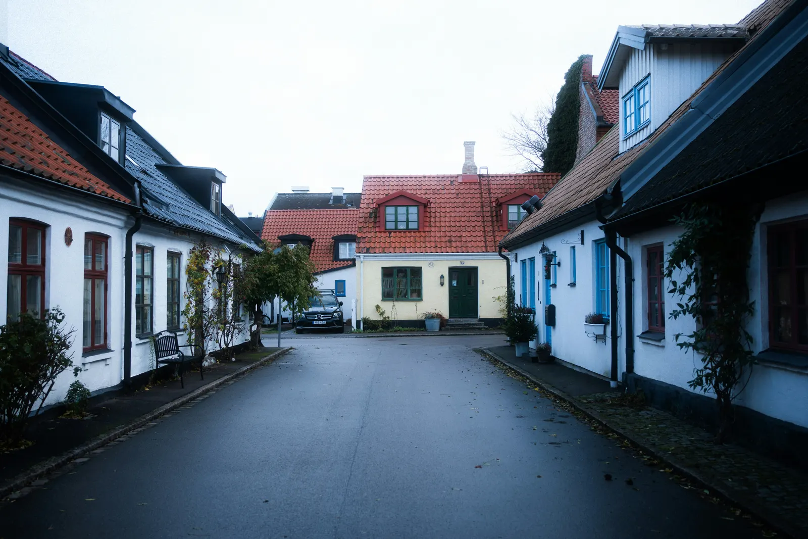 Tom gata i en mindre svensk stad en gråmulen dag